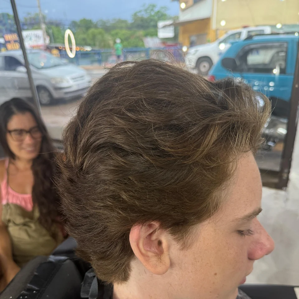 Wavy hair cut with volume and movement
